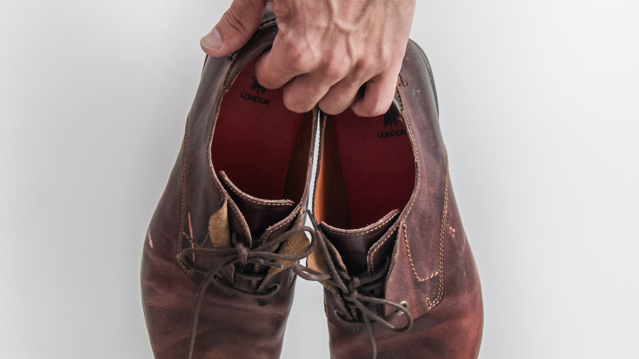 Shoe Odor Remedies: How to De-Stink Smelly Shoes - Utopia