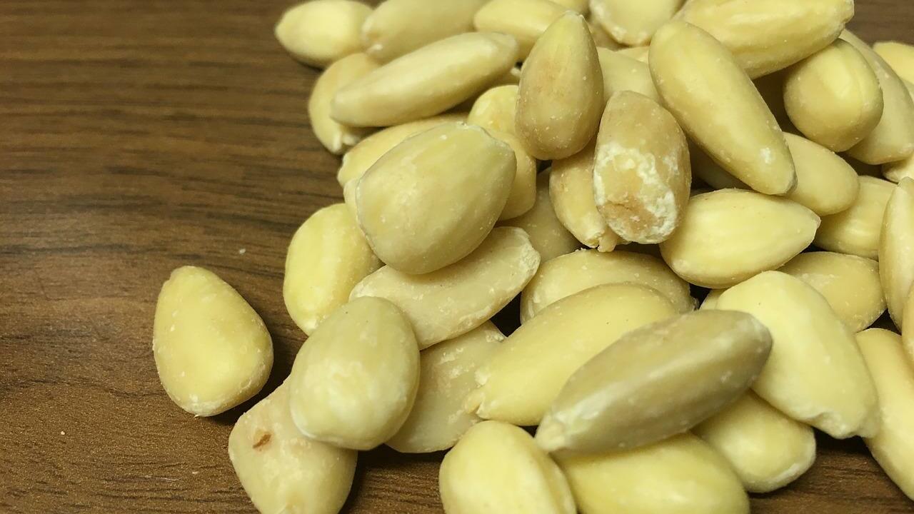 how-to-peel-blanch-almonds-easily-utopia