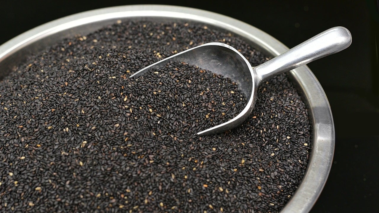 8 Hidden Benefits of Black Sesame Seeds - Utopia