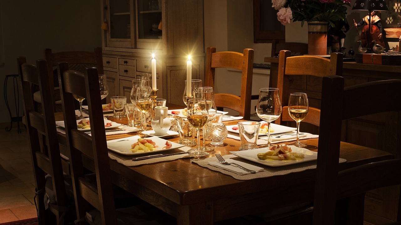 12 No Purchase Needed Dinner Party Games for Adults - Utopia