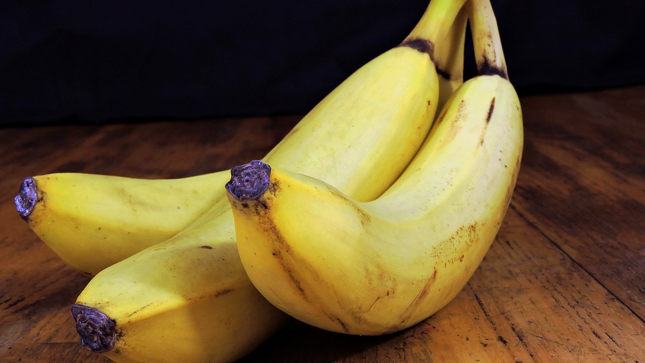 Banana Allergy Symptoms and What It's Got to Do With the LatexFruit